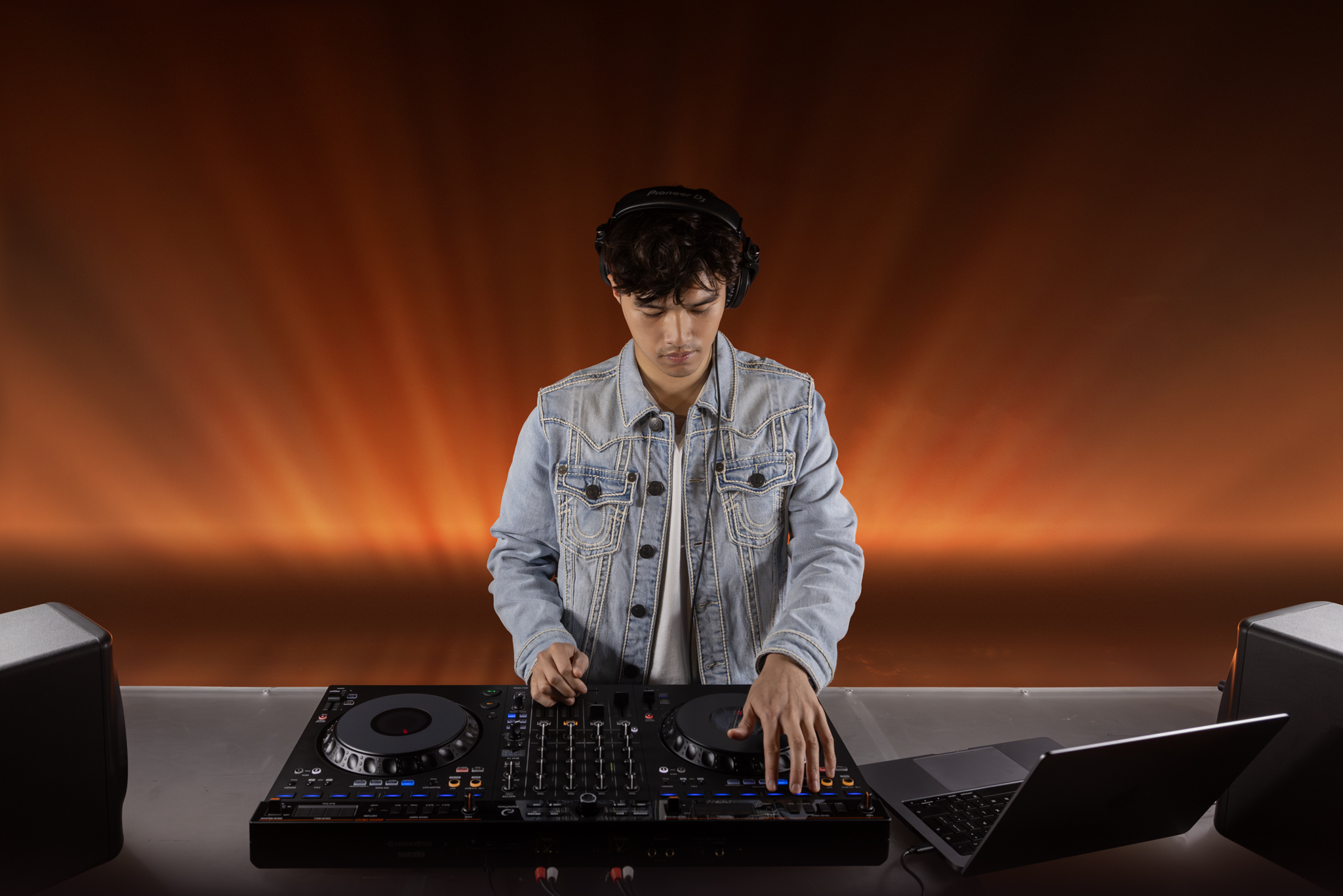 AlphaTheta DDJ-GRV6: 4-Kanal-Controller mit Groove Circuit